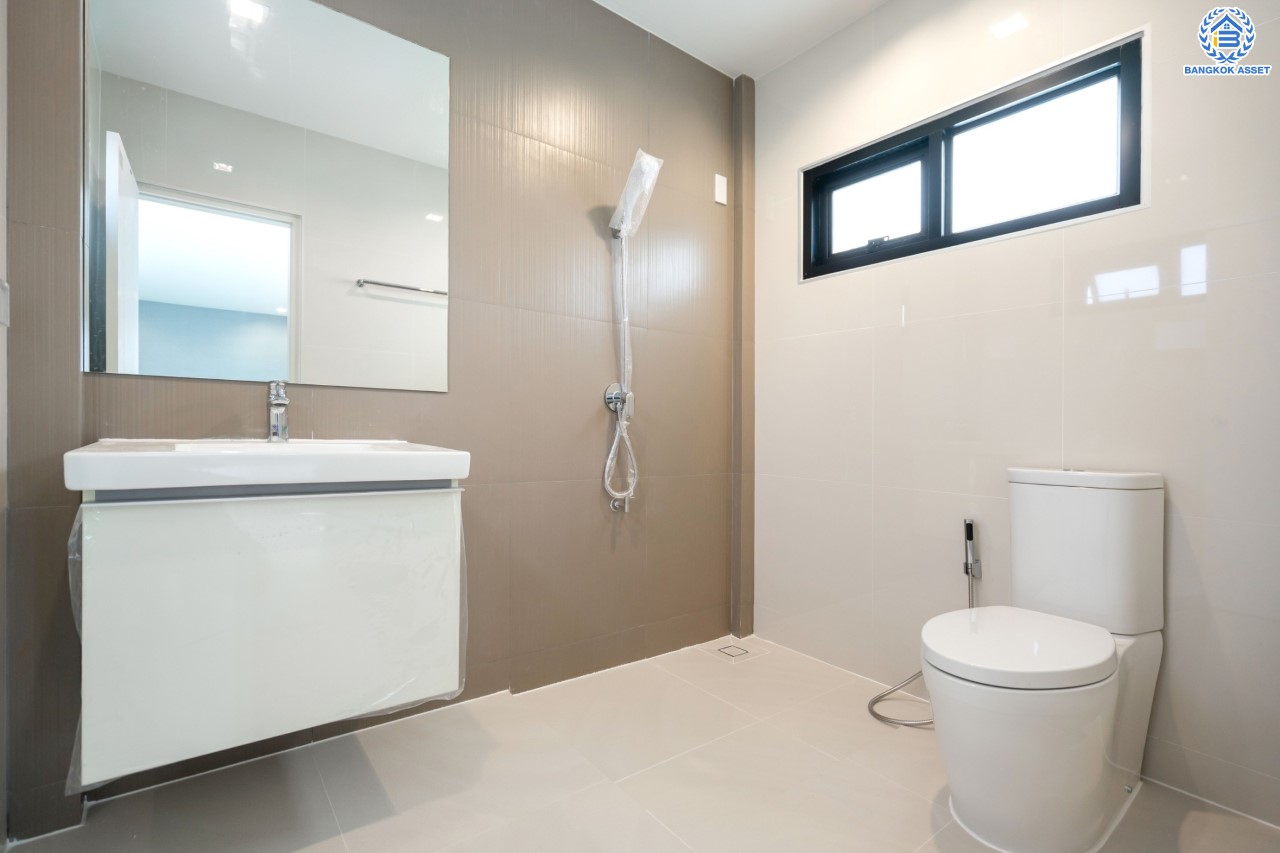 คฤหาสน์หลังใหญ่ตกแต่งใหม่ ม.บ้านสวนดอกไม้ ปิ่นเกล้า ดีไซน์สุด Luxury เนื้อที่ 154.5 ตร.ว. บนพื้นที่ใช้สอยถึง 435 ตร.ม. ฟังก์ชันจัดเต็ม 5 ห้องนอน 6 ห้องน้ำ 1 ห้องแม่บ้าน 2 ห้องอเนกประสงค์ (มีเรือนรับรองด้านข้าง พร้อมห้องน้ำในตัว) จอดรถได้ถึง 4 คัน บนทำเลเชื่อมต่อเมืองอย่างรวดเร็ว ใกล้ทางคู่ขนานลอยฟ้าบรมราชชนนี ทางด่วน "กาญจนาภิเษก" ม.มหิดล และเซ็นทรัลปิ่นเกล้า